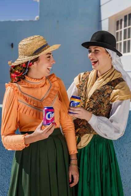Orgullo canario: trajes típicos y una lata de Clipper.